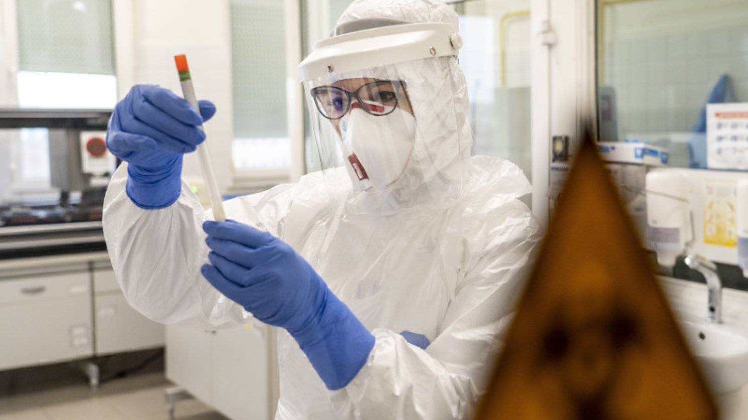 Od początku trwania epidemii specjaliści podkreślają, że liczba zakażonych koronawirusem może być zdecydowanie wyższa, ponieważ w Polsce robi się za mało testów.