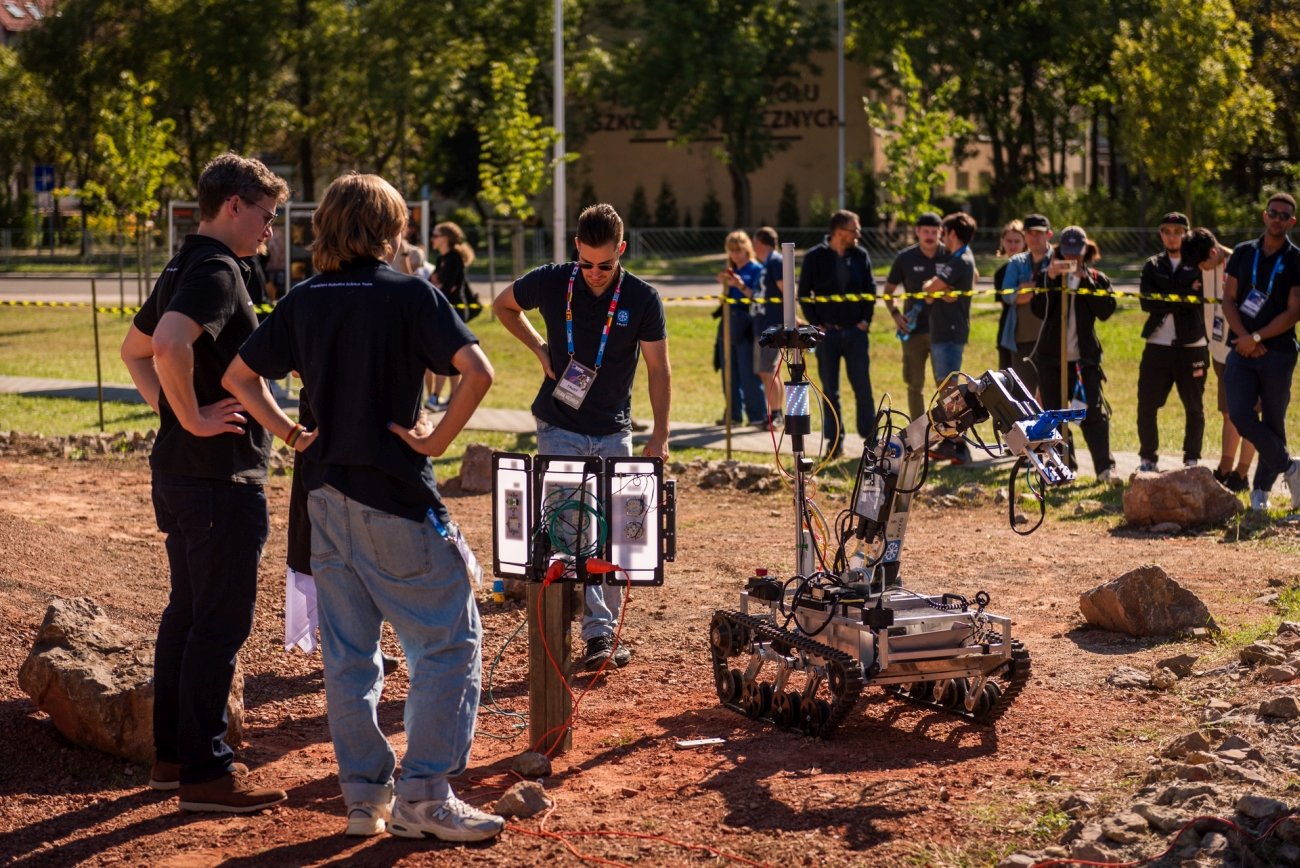 Tegoroczny European Rover Challenge odbędzie się w dniach 6-8 września na terenie Akademii Górniczo-Hutniczej w Krakowie. Tym razem międzynarodowe zawody robotów marsjańskich odbędą się na imitacji Valles Marineris, kanionu z Marsa.