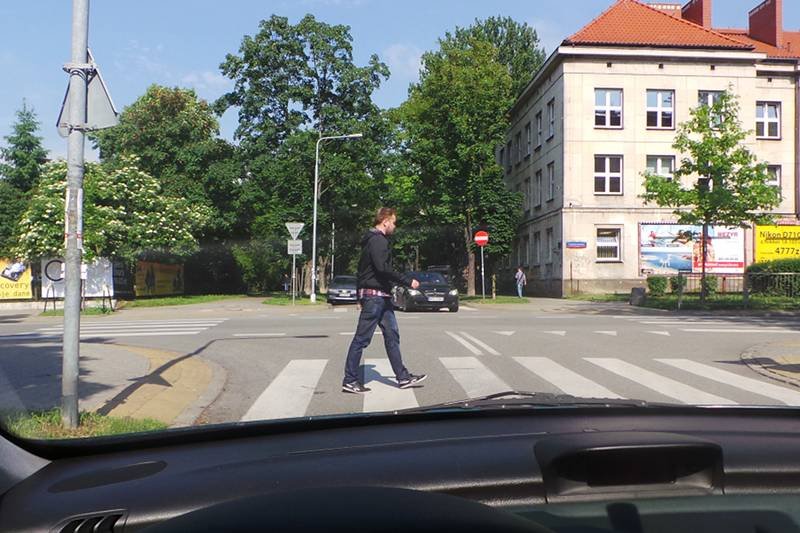 Przechodzień zza szyb mojego automobilu