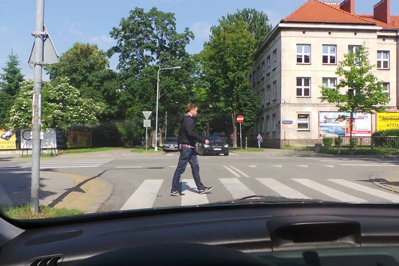 Przechodzień zza szyb mojego automobilu