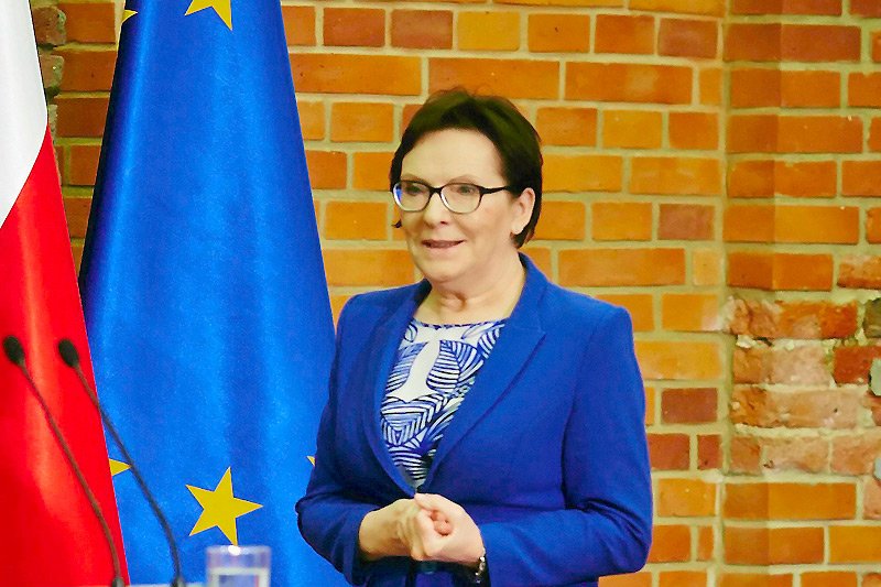 Premier Ewa Kopacz ma powody do zadowolenia po najnowszym sondażu.