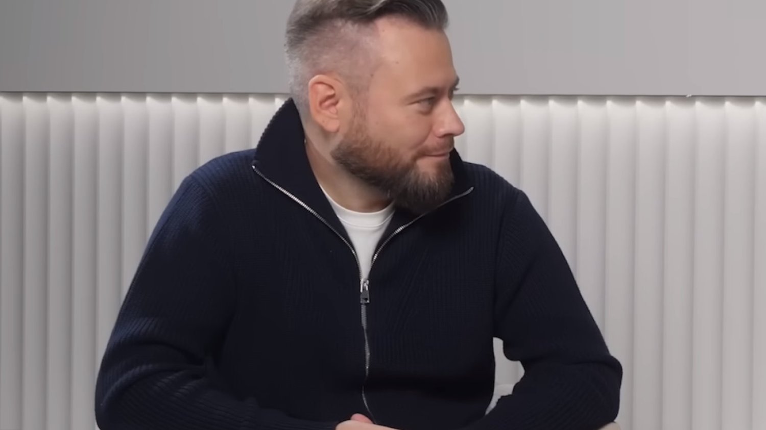 Krzysztof Stanowski na wywiad z prezydentem założył... sweter.