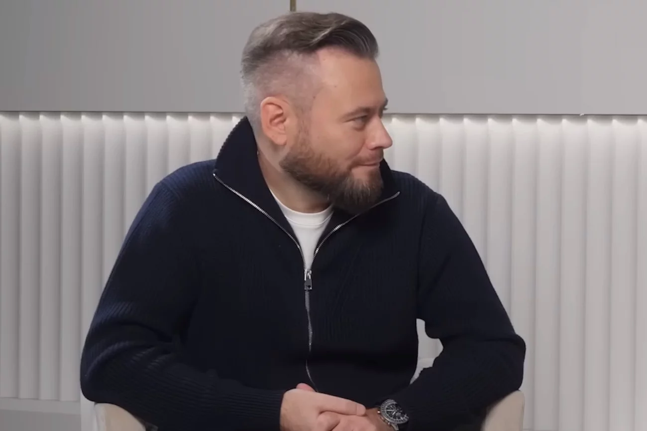 Krzysztof Stanowski na wywiad z prezydentem założył... sweter.