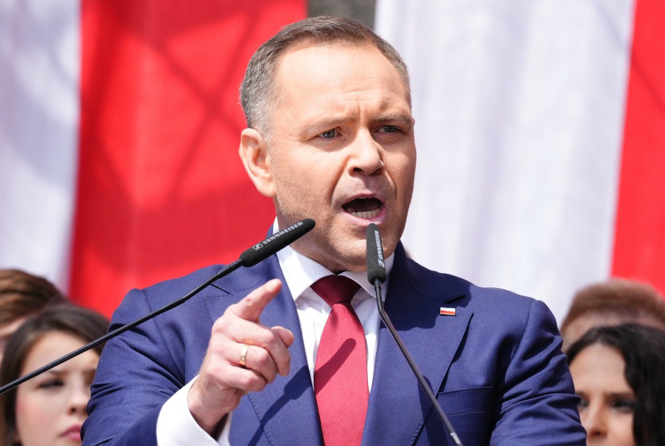 "Równie dobrze mógłby wyciągnąć papierosa i zapalić". Tak w PiS bronią "wyskoków" Nawrockiego