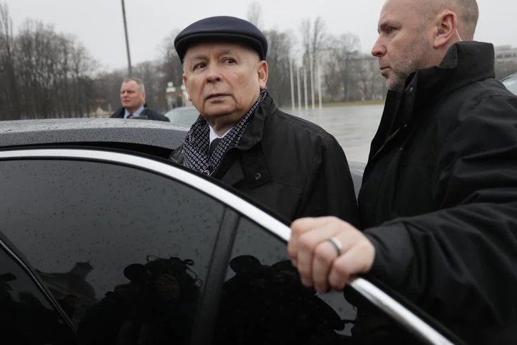 Jarosław Kaczyński łamie zasady obowiązujące Polaków w czasie epidemii.