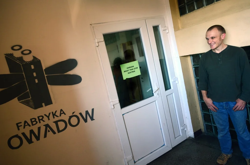 Jakub Urbański przed wejściem do Fabryki Owadów.