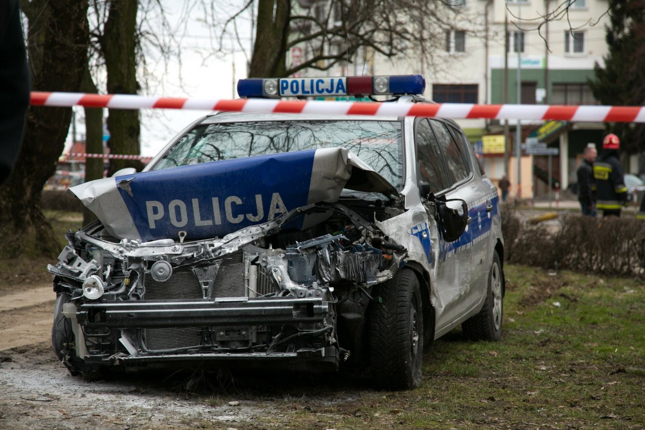 Wypadek radiowozu w Dawidach Bankowych. Wszczęto postępowanie dyscyplinarne.