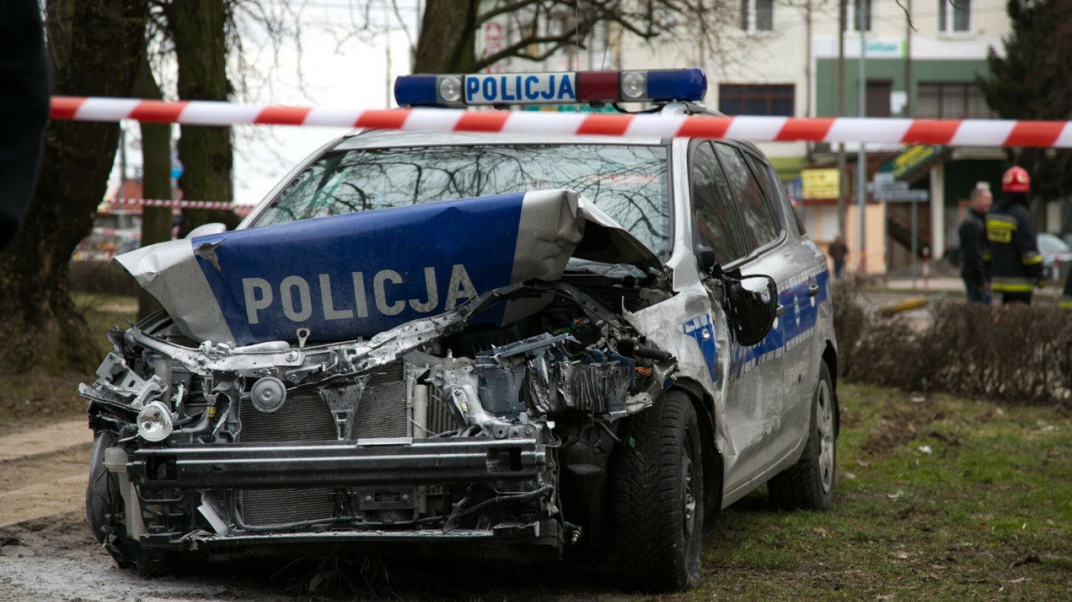 Wypadek radiowozu w Dawidach Bankowych. Wszczęto postępowanie dyscyplinarne.