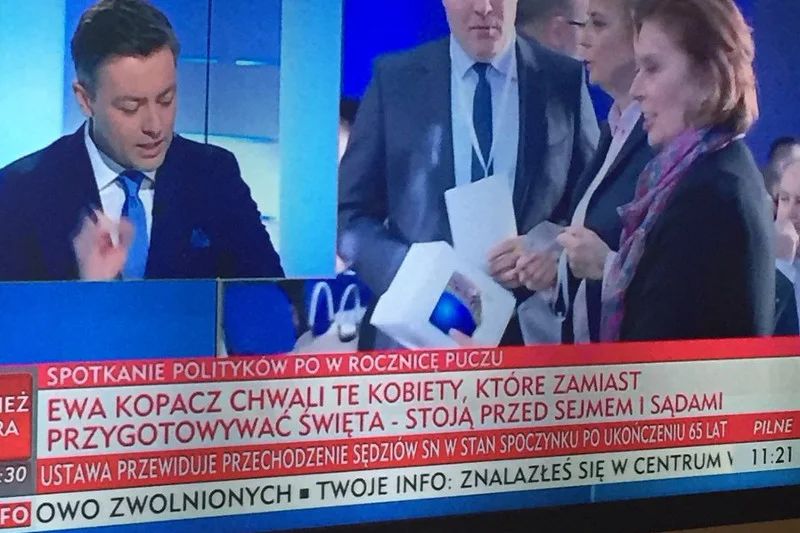 Ten pasek z TVP Info już zrobił furorę w internecie.