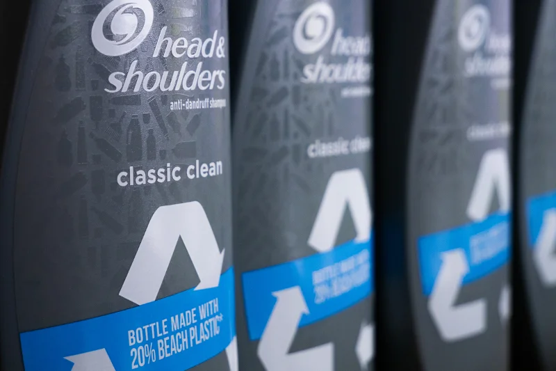 Butelka szamponu Head & Shoulders wykonana z plastiku znalezionego na plażach. Fundację Nasza Ziemia we współpracy z P&G zebrała niedawno 570 kg śmieci.
