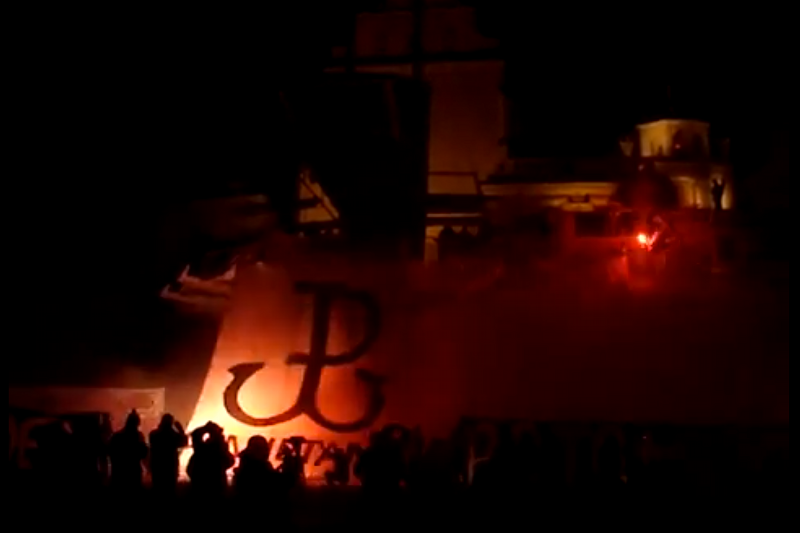 Kibice podczas 6. Pielgrzymki Patriotycznej Kibiców zorganizowali na jasnogórskich wałach pokaz flag