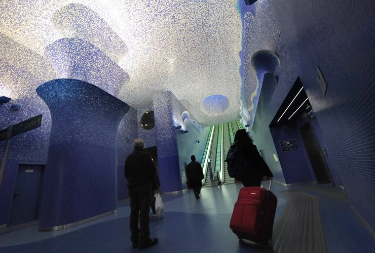 Linia 1, której częścią jest stacja Toledo zwana jest Metro dell’Arte - każdą stację zaprojektował inny artysta