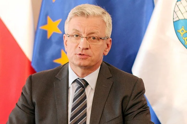Prezydent Poznania Jacek Jaśkowiak nie zgadza się na to, by homofobiczne ciężarówki emitowały komunikaty.