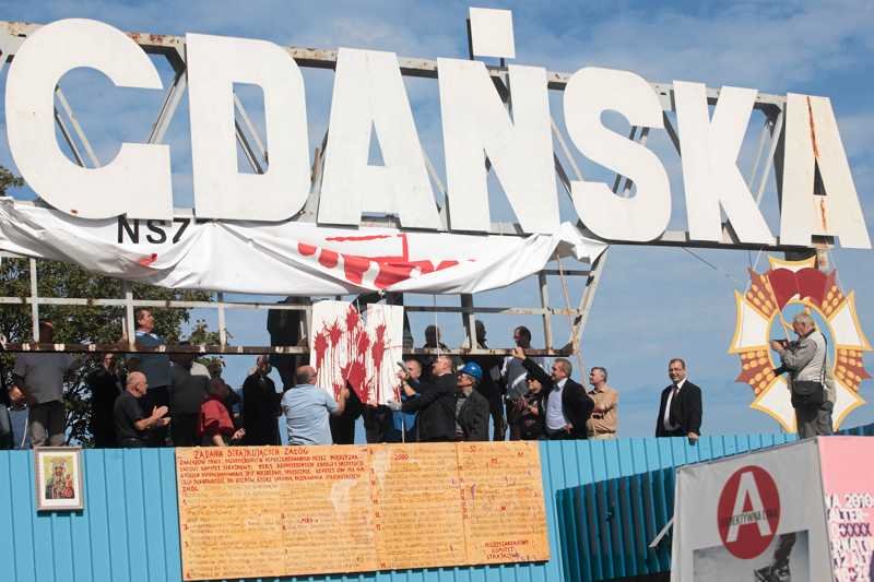 Napis nad bramą Stoczni Gdańskiej już po "naprawieniu" przez Dudę i związkowców