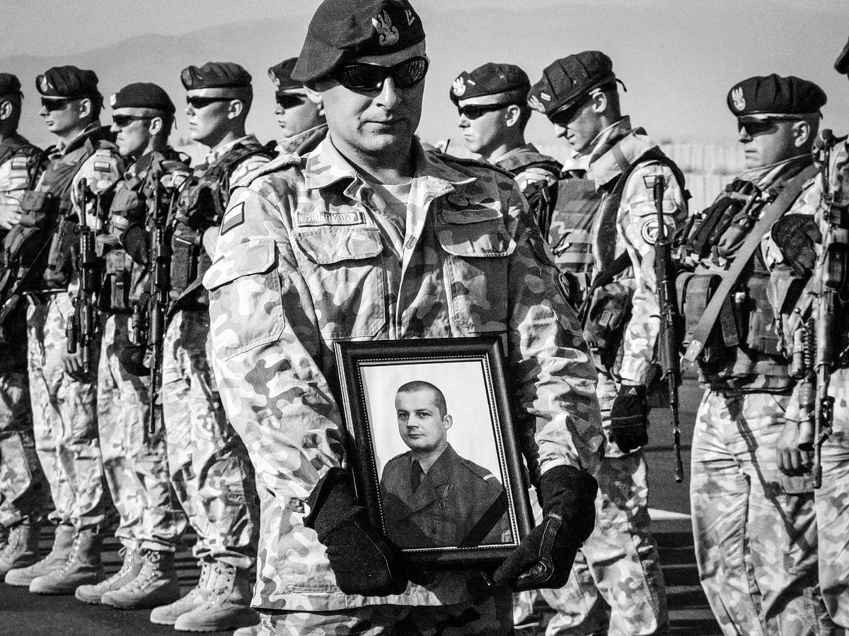 Pożegnanie ciała poległego w Afganistanie Piotra Marciniaka. Baza Ghazni, lato 2009 roku