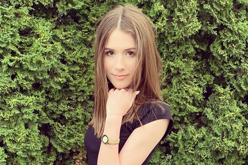 Artystka nadrabia zaległości w nauce.