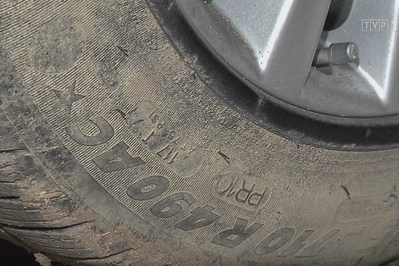 Tak wygląda pęknięta opona w pancernym BMW prezydenta.