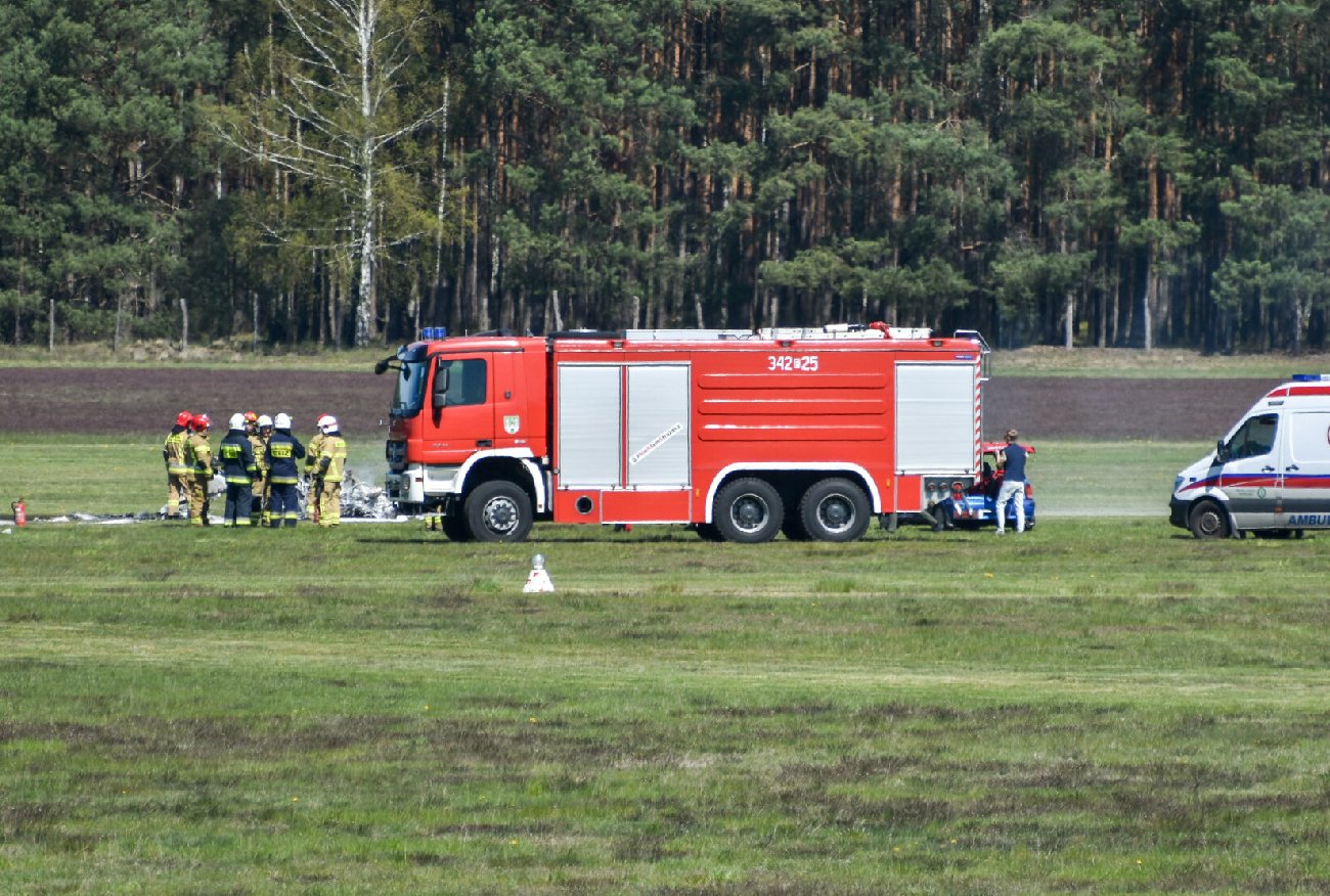 W lesie pod Sławnem znaleźli wrak samolotu. W kokpicie były zwłoki.