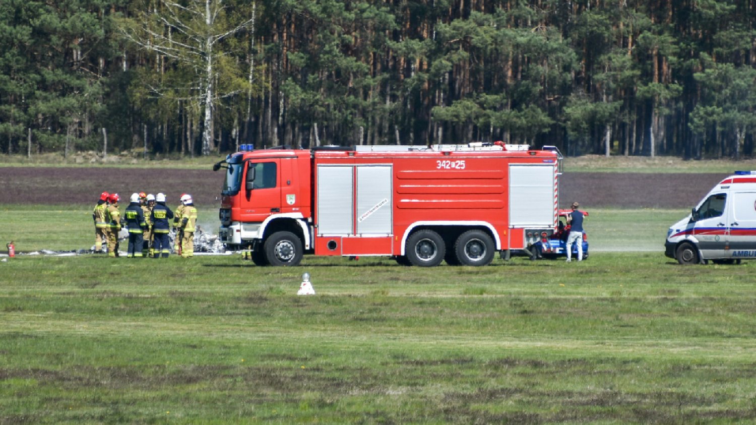 W lesie pod Sławnem znaleźli wrak samolotu. W kokpicie były zwłoki.