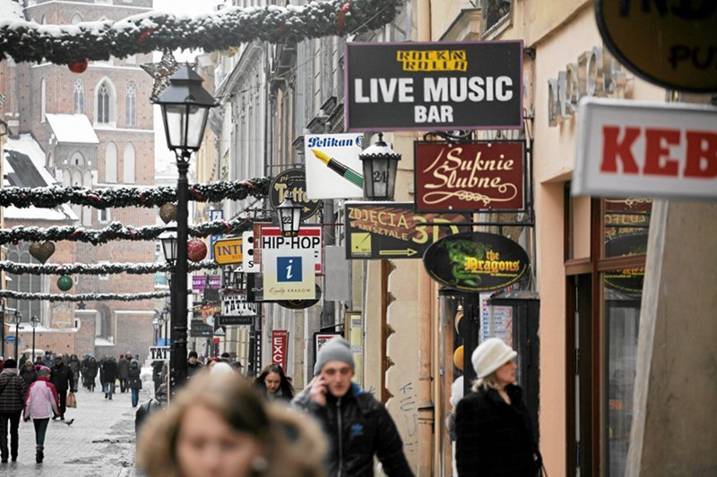 Chaos szyldów na ul. Floriańskiej w Krakowie