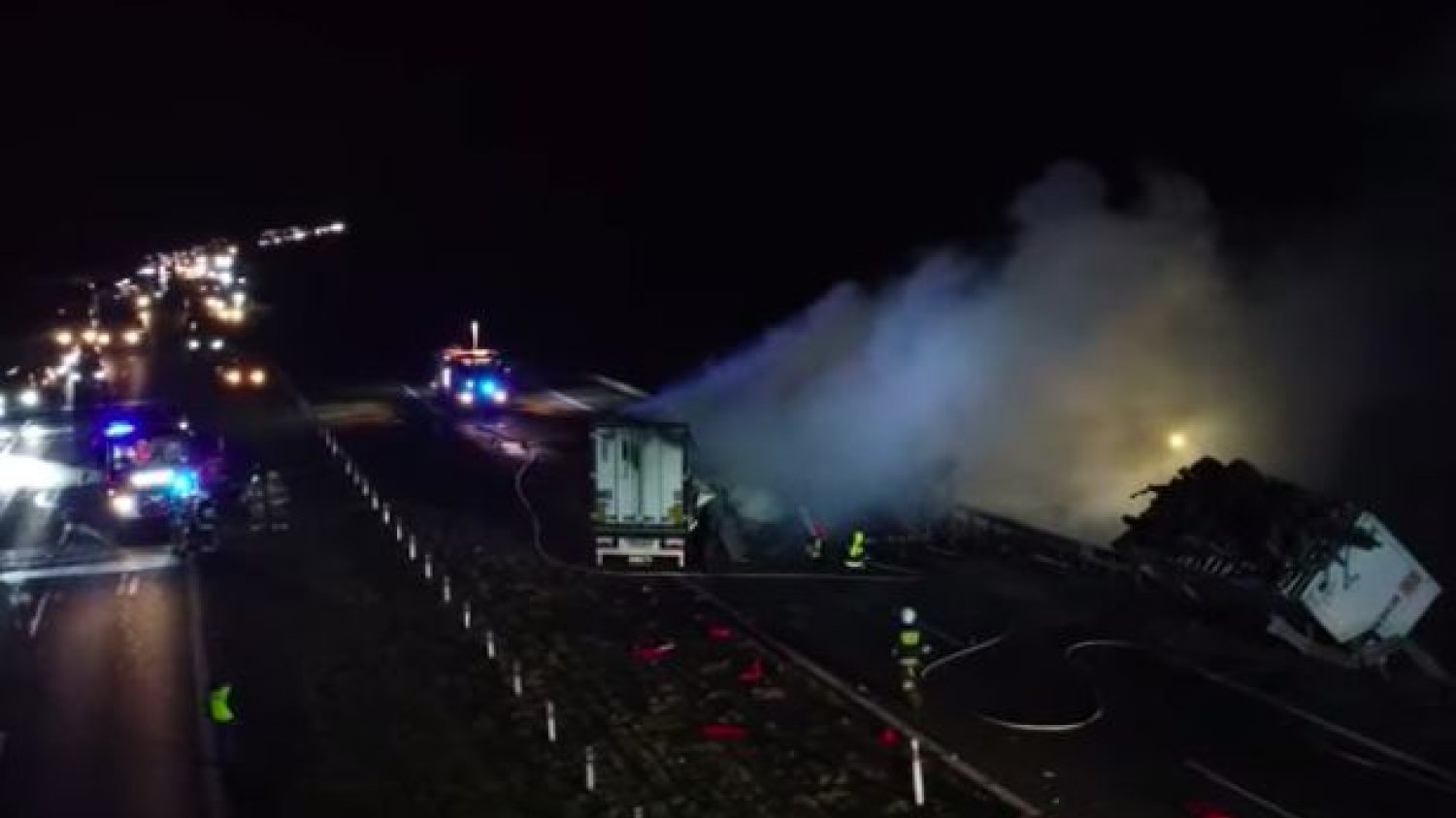 Fot. Dwa samochody ciężarowe doszczętnie spłonęły w wyniku zderzenia na trasie S8.