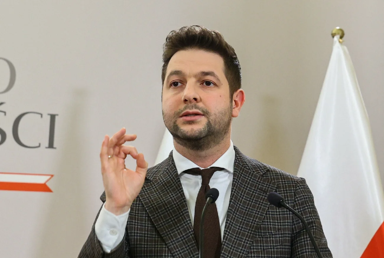 Zamieszanie wokół stroju Patryka Jakiego w PE. "Ależ wstyd"