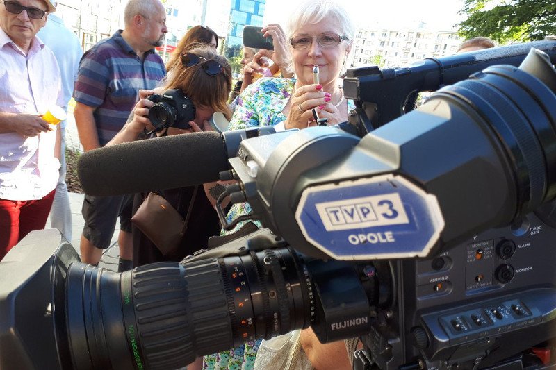 Dziwny zbieg okoliczności czy specjalny przydział. Spotkanie Rafała Trzaskowskiego z Warszawiakami śledziła kamera TVP Opole, z którym związany jest Patryk Jaki.