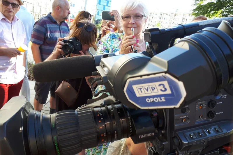 Dziwny zbieg okoliczności czy specjalny przydział. Spotkanie Rafała Trzaskowskiego z Warszawiakami śledziła kamera TVP Opole, z którym związany jest Patryk Jaki.