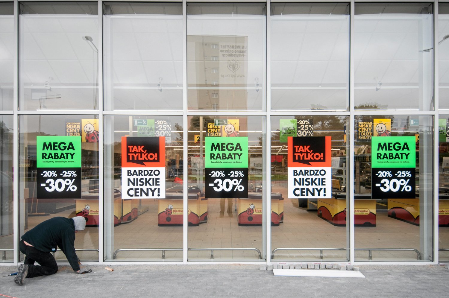 Biedronka szuka pracowników wśród przyszłych medyków.