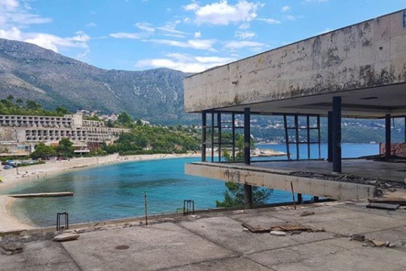 Kupari niegdyś było tętniącym życiem kurortem, dziś hotele są zdewastowane i opuszczone