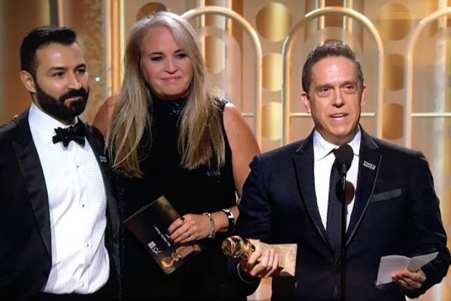 Twórcy filmu "Coco" odbierają statuetkę Złotego Globa.