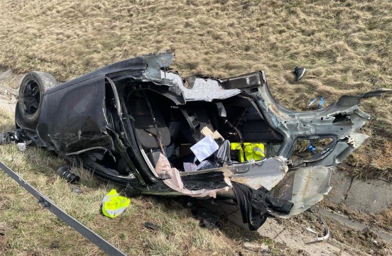 Kierowca prawdopodobnie uciekł z miejsca wypadku.