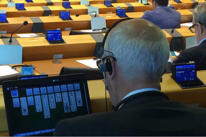 Janusz Korwin-Mikke stawiał pasjansa podczas obrad Parlamentu Europejskiego.