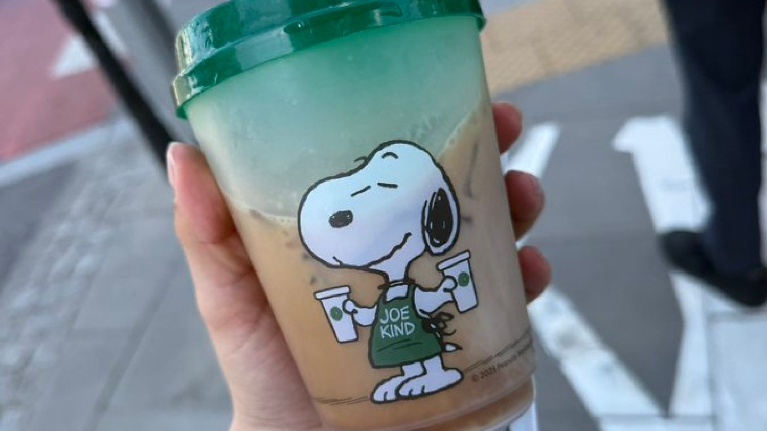 Jak dostać darmowy kubek w Starbucks? Zasady akcji w 2025 r.