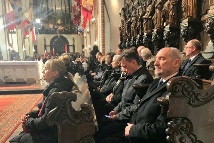 Jeden minister "zasłuchany", a drugi z nosem w smarfonie.