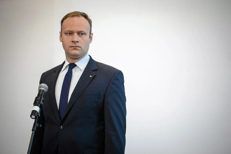 Kto by pomyślał, że sprawny rzecznik tak szybko skończy swoją polityczną karierę.
