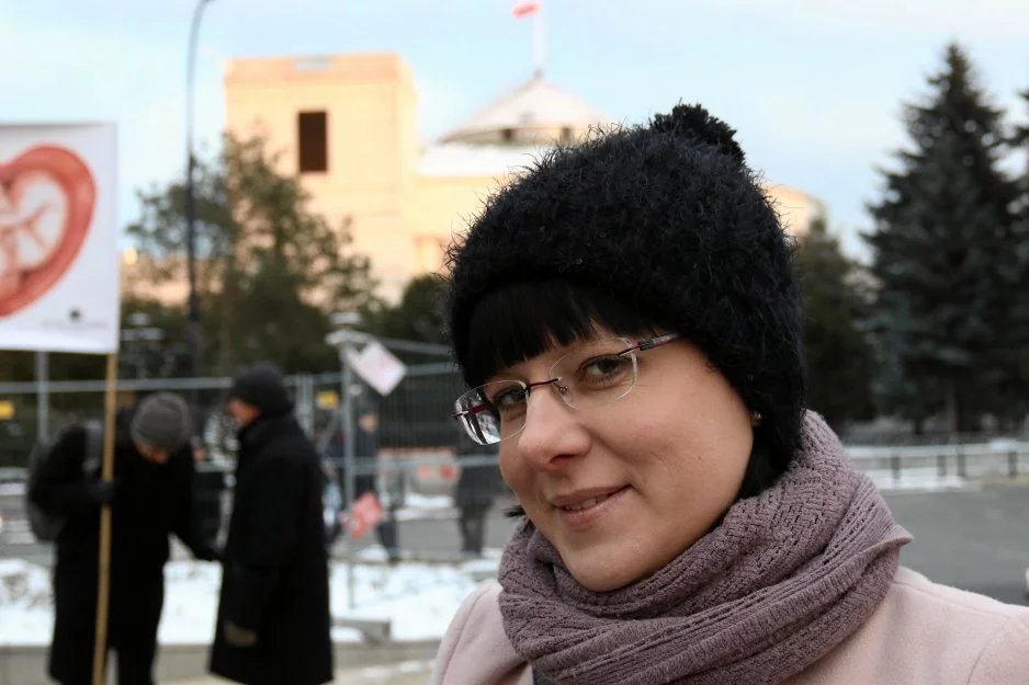 Kaja Godek została obrzucona śnieżkami po rozprawie sądowej.