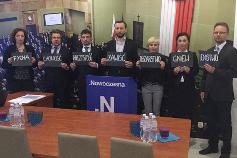 Twitter śmieje się z .Nowoczesnej. Partia przedstawiła 7 grzechów głównych PiS ze swoim logo w tle