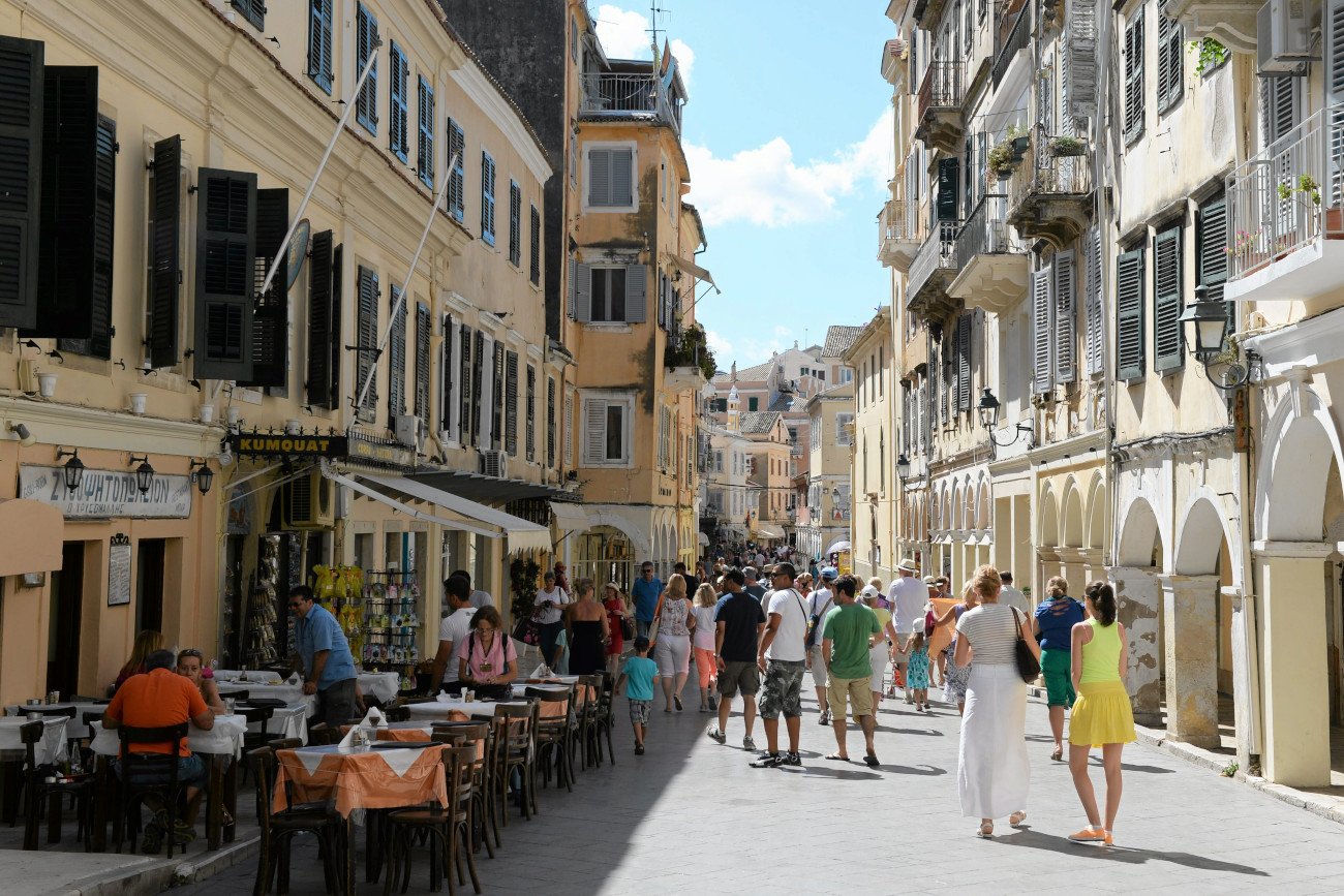 Premier Kyriakos Micotakis ogłosił nowe restrykcje w związku ze wzrostem liczby zachorowań na COVID-19 w Grecji.