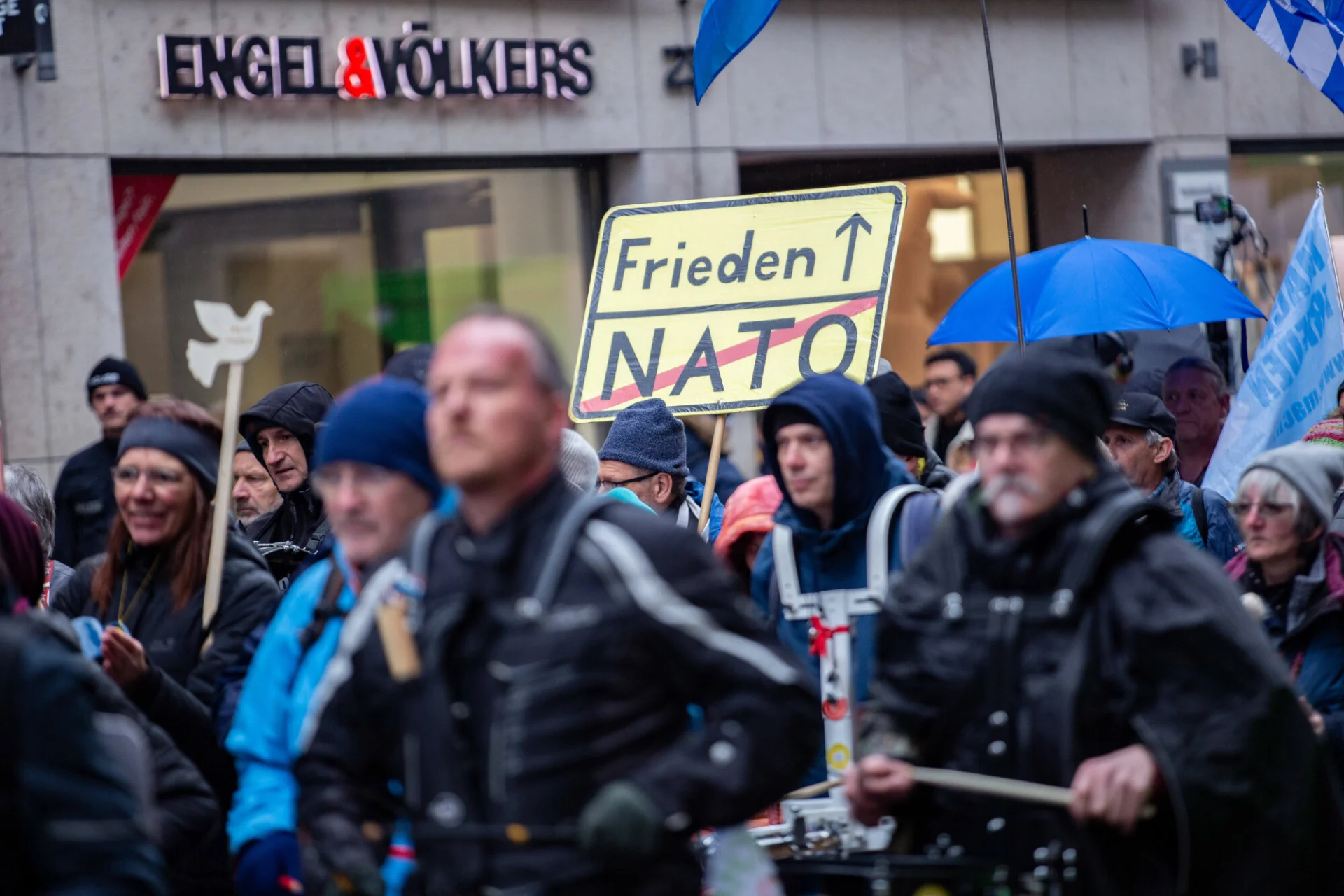 BSW przyciąga elektorat antynatowski i eurosceptyczny, tyle że z lewej strony sceny politycznej Niemiec. BSW przyciąga elektorat antynatowski i eurosceptyczny, tyle że z lewej strony sceny politycznej Niemiec.
