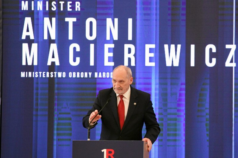 Minister Macierewicz broni aparatu sowieckiego, którzy rządził Polską? Zdaniem Andrzeja Saramonowicza taki wniosek można wyciągnąć z komunikatu Bartłomieja Misiewicza.