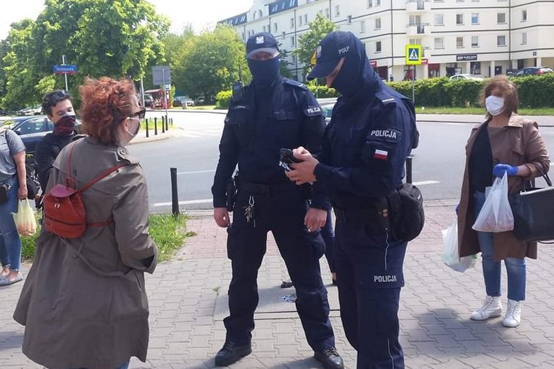 Policja spisała kobietę, która zbierała podpisy dla Trzaskowskiego.