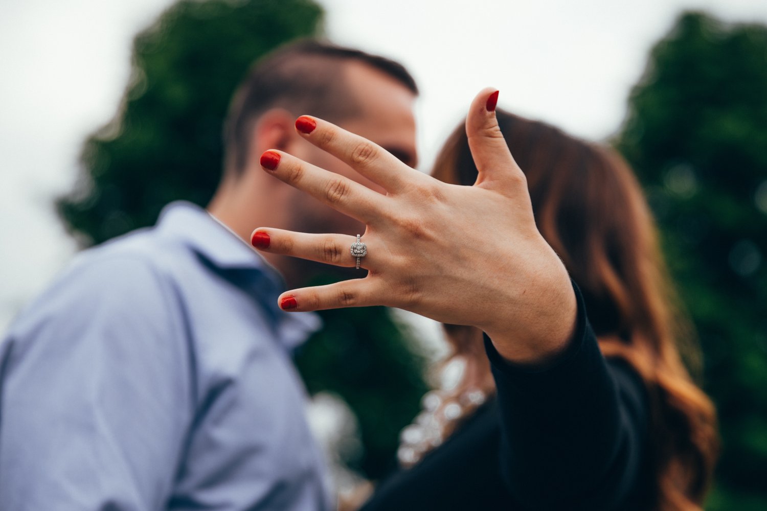 zaręczona para z pierścionkiem