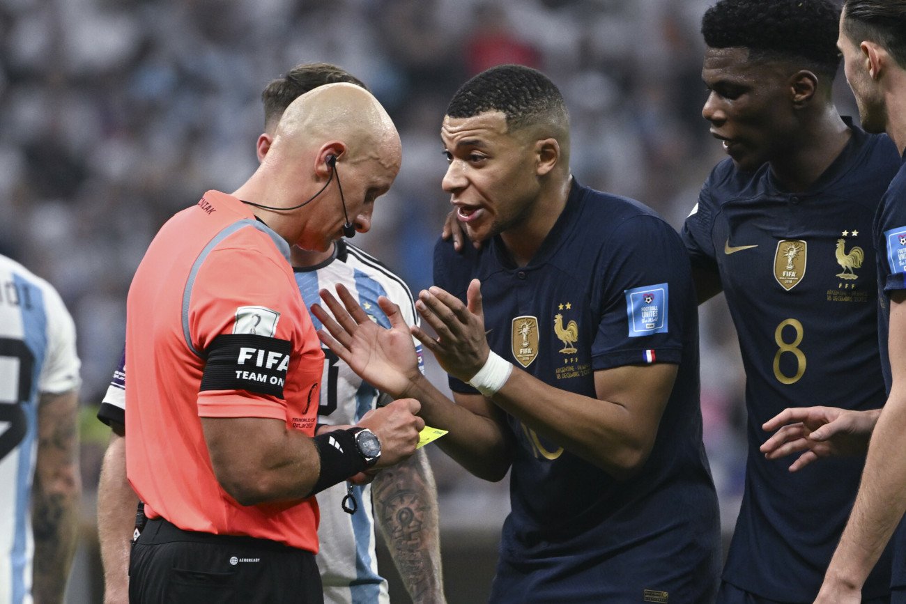 Francuzi przegrali w niedzielnym finale MŚ w Katarze. Trudno jednak stwierdzić, że winowajcą był Szymon Marciniak.