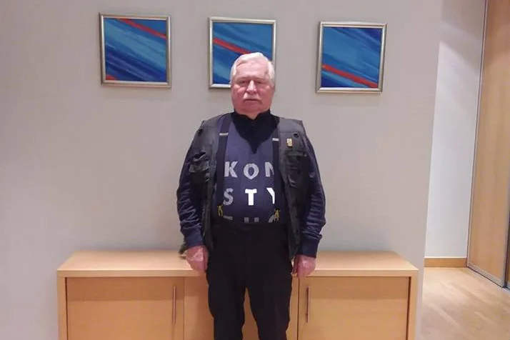 Lech Wałęsa kilkukrotnie zmieniał treść postu, który wrzucił na Facebooka.