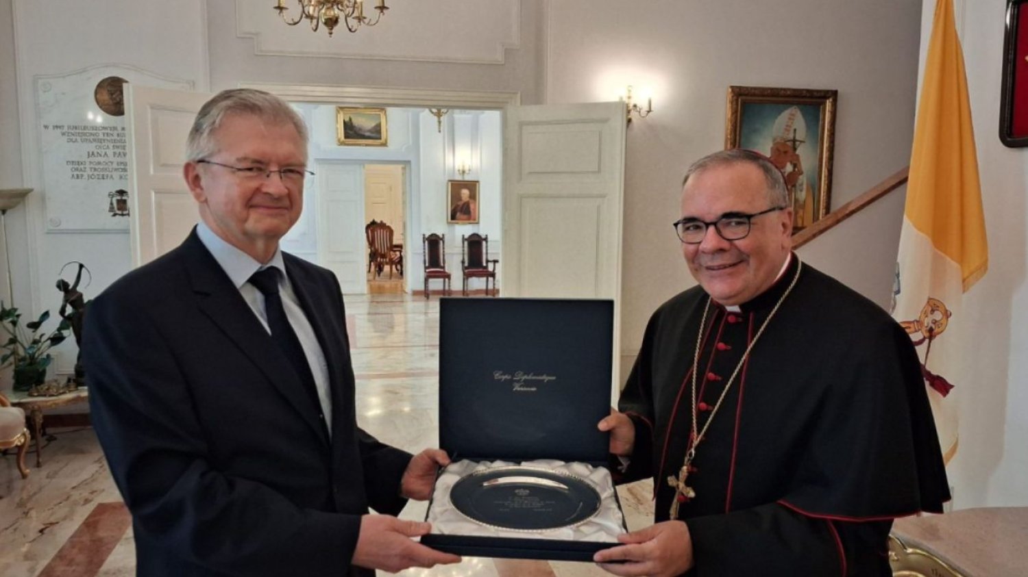 Nie, to nie jest fake. Tak Kościół pożegnał ambasadora Rosji w Polsce Siergiej Andriejew opuszcza Polskę. Kościół wręczył mu pamiątkowy talerz