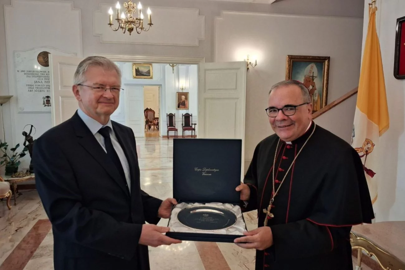 Nie, to nie jest fake. Tak Kościół pożegnał ambasadora Rosji w Polsce Siergiej Andriejew opuszcza Polskę. Kościół wręczył mu pamiątkowy talerz