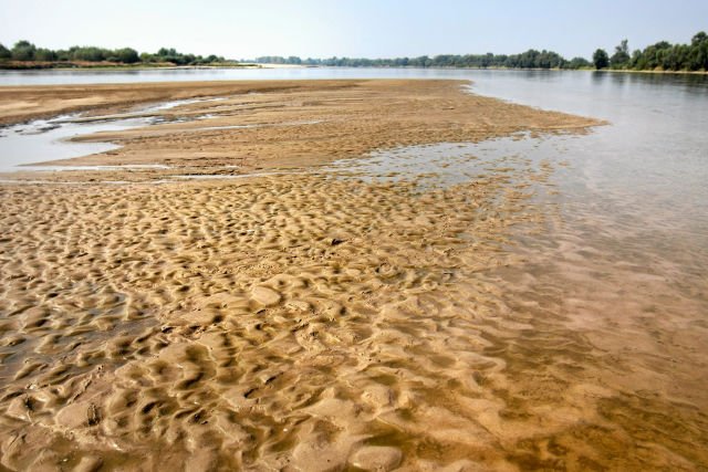 Niski poziom wód odsłania przedmioty, które leżą na dnie rzek, jezior i stawów