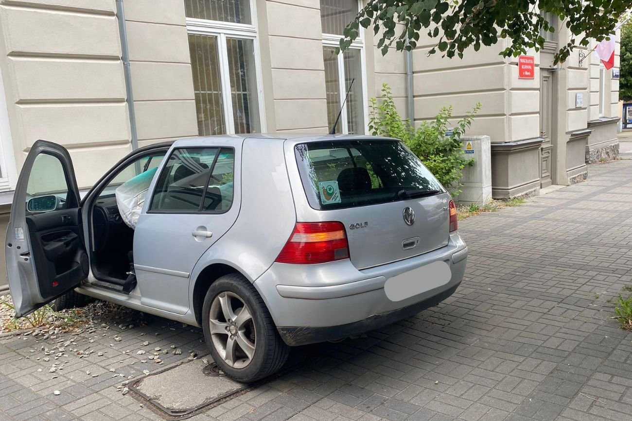 40-latka jak Jan Pietrzak. Parkowanie zakończyła na budynku prokuratury.