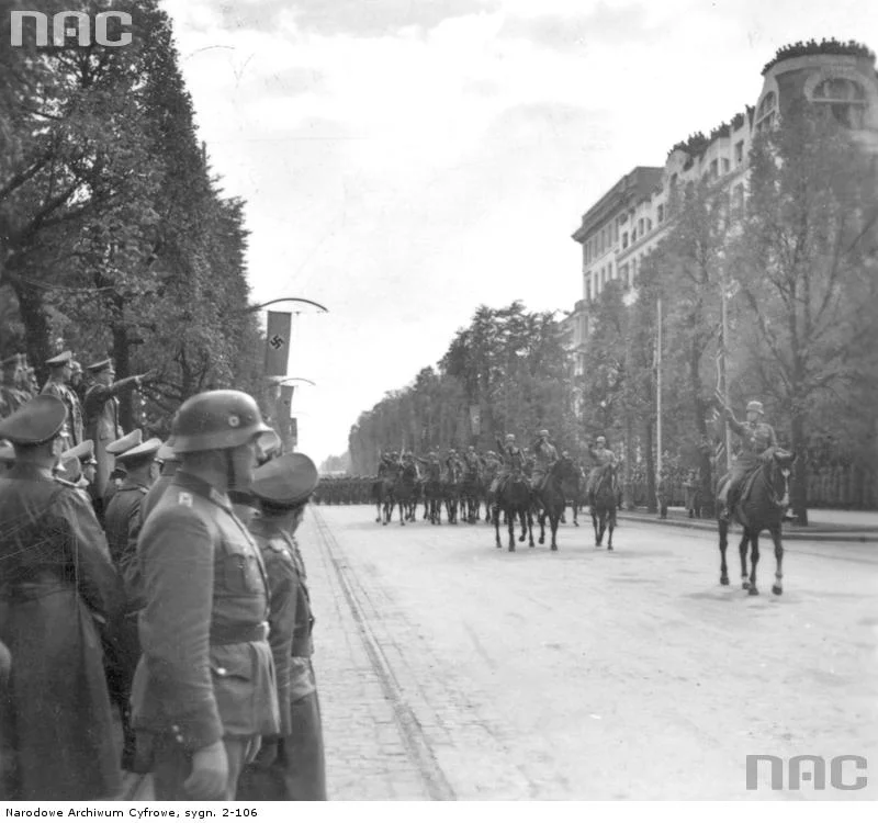 Hitler odbiera defiladę w Warszawie, 5 X 1939.